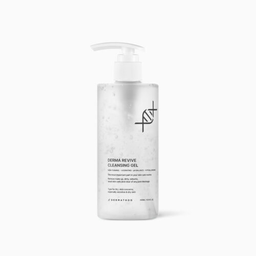 Das DERMA REVIVE CLEANSING GEL von DERMATHOD ist ein sanftes, nicht schäumendes Reinigungsgel, das Make-up, Schmutz, Talg, abgestorbene Hautzellen und Verstopfungen gründlich entfernt. Mit seiner feuchtigkeitsspendenden Wirkung, dem ausgeglichenen pH-Wert und hypoallergenen Eigenschaften ist es ideal für empfindliche und trockene Haut. Das schlichte, elegante Design der transparenten Flasche unterstreicht den hochwertigen Charakter des Produkts.