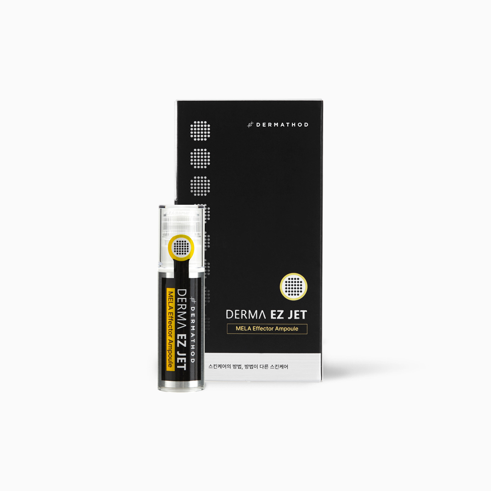 Zwei transparente Ampullen mit der Aufschrift „DERMATHOD Derma EZ Jet – MELA Effector Ampoule“, eine stehend mit Applikatoraufsatz, eine liegend mit sichtbarem Etikett