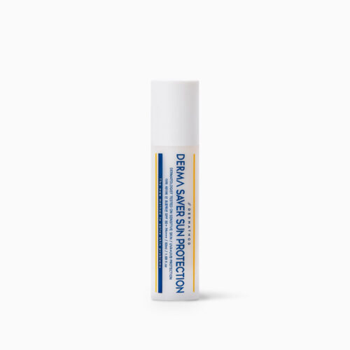 DERMATHOD Derma Saver Sun Protection – schlanke weiße Sonnenpflegeflasche mit blauen und gelben Akzenten, stehend auf hellem Hintergrund.