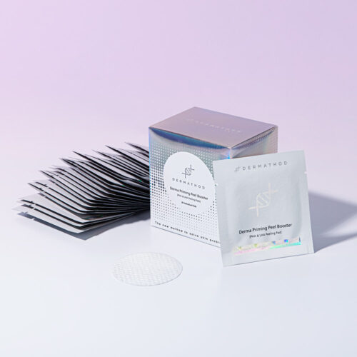 roduktfoto des Dermathod Derma Priming Peel Booster: eine silberne Box, Einmalverpackungen und ein einzelnes Peeling Pad mit geprägter Struktur.“ • „Dermathod Derma Priming Peel Booster Pads – Nahaufnahme der geprägten Seite für sanftes, aber effektives Peeling.“ • „Einzeln verpackte Pads des Dermathod Derma Priming Peel Booster, präsentiert in einem aufgeräumten Layout. Dermathod definiert das Peeling mit seinen Peeling Booster Pads neu
