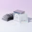 roduktfoto des Dermathod Derma Priming Peel Booster: eine silberne Box, Einmalverpackungen und ein einzelnes Peeling Pad mit geprägter Struktur.“ • „Dermathod Derma Priming Peel Booster Pads – Nahaufnahme der geprägten Seite für sanftes, aber effektives Peeling.“ • „Einzeln verpackte Pads des Dermathod Derma Priming Peel Booster, präsentiert in einem aufgeräumten Layout. Dermathod definiert das Peeling mit seinen Peeling Booster Pads neu