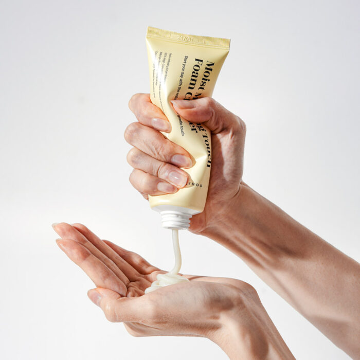 Gelbe Tube des DERMATHOD Moist Morning Touch Foam Cleanser vor hellem Hintergrund; minimalistische K-Beauty-Verpackung mit schwarzer Schrift.