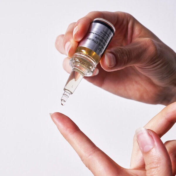 DERMATHOD EGF Multi Effector Ampulle wird tropfenweise auf die Haut aufgetragenAmpoule