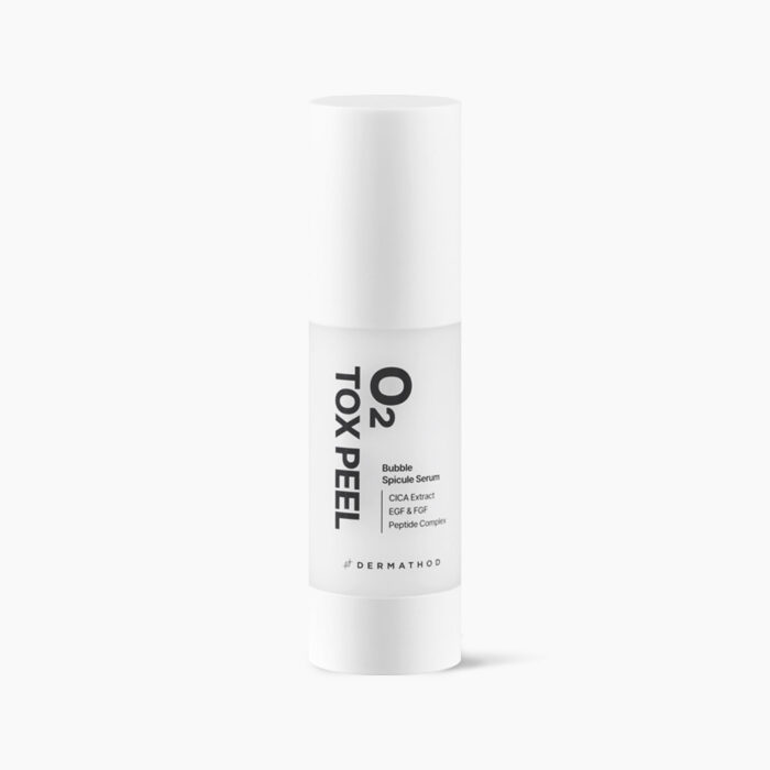 O₂ TOX PEEL – Modernes Sauerstoff Serum -Peeling-Gel in weißem Airless-Spender, auf schlichter weißer Hintergrundfläche fotografiert