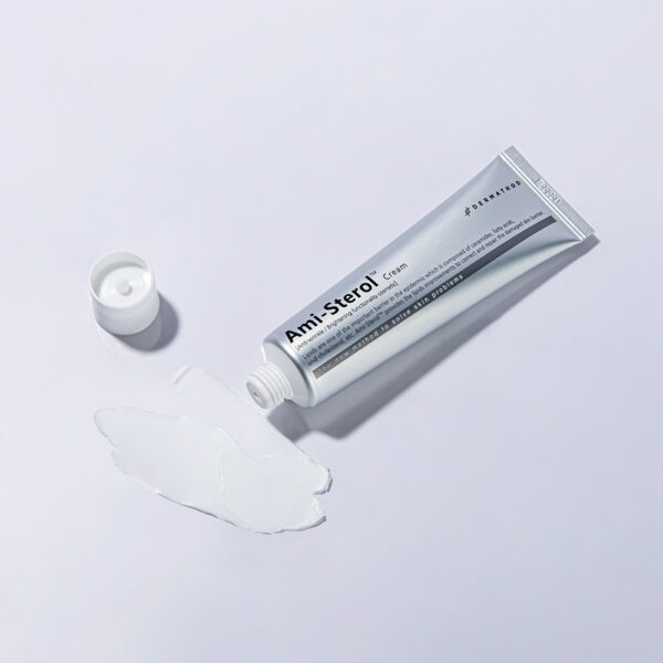 Tube Dermathod Repair Cream mit aufgedrehter Kappe – Creme in weiß-cremige Textur