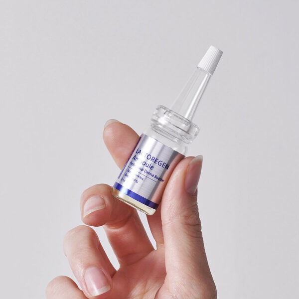 Dermathod Lactoregen Ampoule – Serum für Hautregeneration und Anti-Aging, gehalten in der Hand