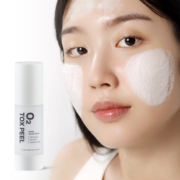 O₂ TOX PEEL – Modernes Sauerstoff-Peeling-Gel in weißem Airless-Spender, auf schlichter weißer Hintergrundfläche fotografier