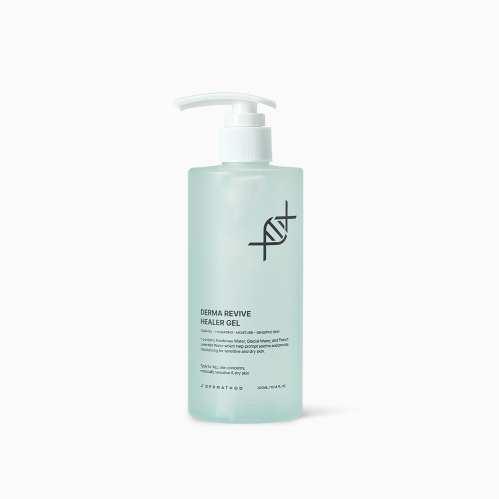 Transparente grünliche Flasche mit Pumpverschluss, gefüllt mit Derma Revive Healer Gel von DERMATHOD – beruhigendes Feuchtigkeitsgel für empfindliche Haut.