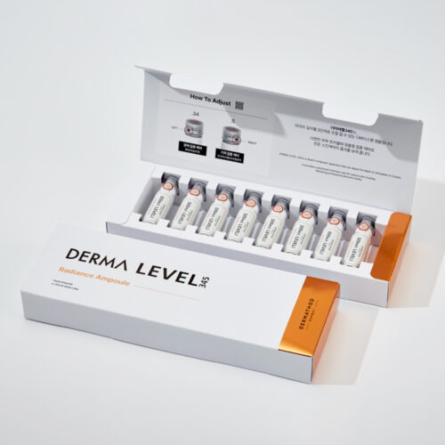 Offene Verpackung der DERMA LEVEL 345 Radiance Ampoules mit 10 Ampullen in eleganter weiß-goldener Box; Aufdruck „How To Adjust“ und Anwendungshinweise im Deckel.