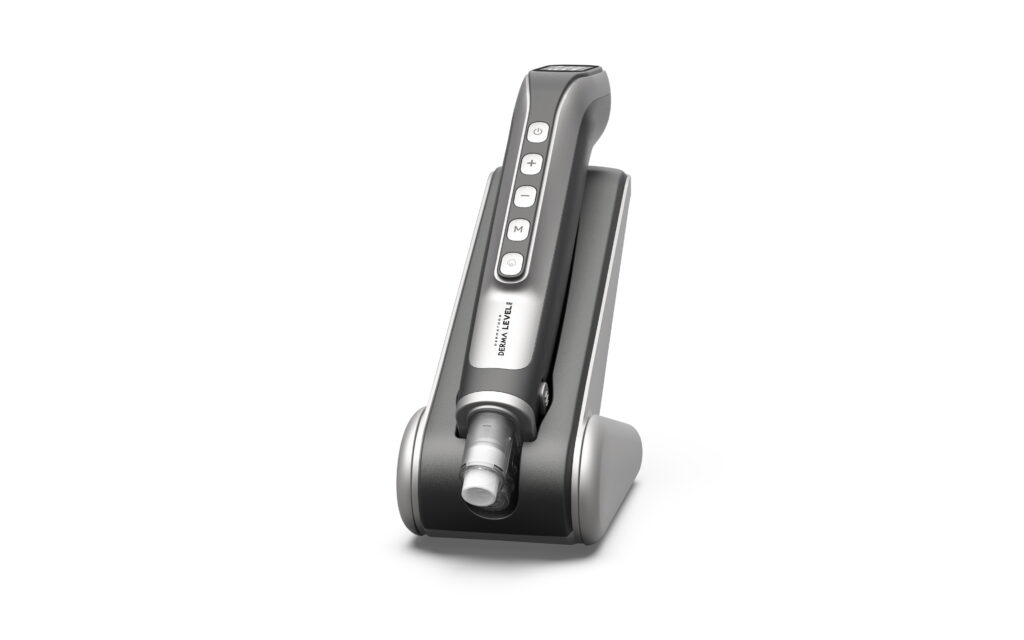 Professionelles Mikroneedling-Gerät auf Ladestation – DERMA LEVEL Smart Meso Pen in edlem Schwarz-Silber-Design