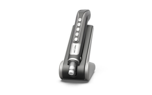 Professionelles Mikroneedling-Gerät auf Ladestation – DERMA LEVEL Smart Meso Pen in edlem Schwarz-Silber-Design