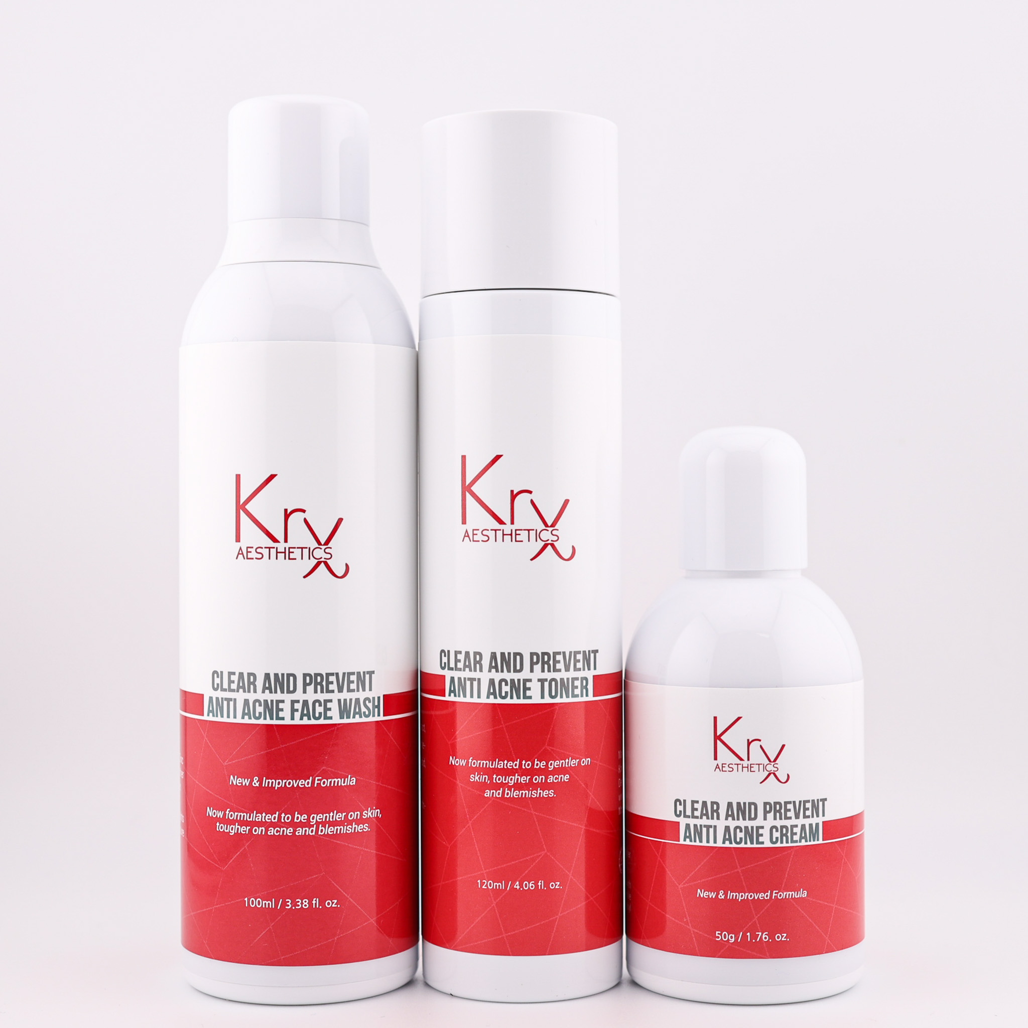 Drei Produkte der KrX Aesthetics Anti-Akne-Serie: Face Wash, Toner und Cream in weiß-roten Verpackungen vor neutralem Hintergrund