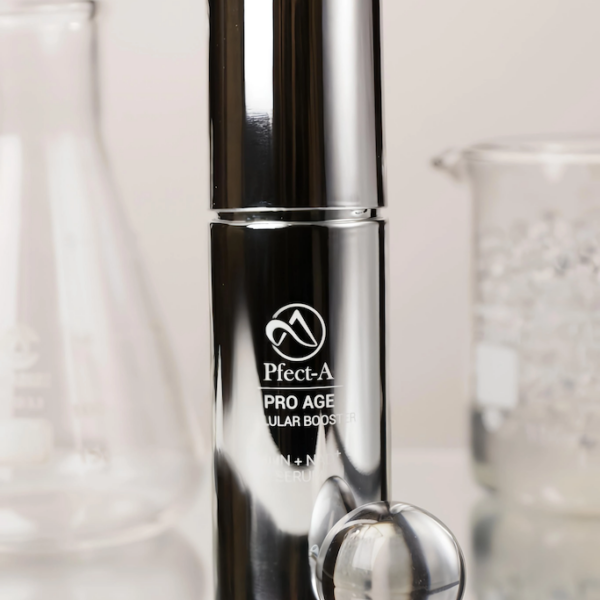 Pfect-A NMN+ NAD+ Serum in silberner Flasche mit Labor-Elementen