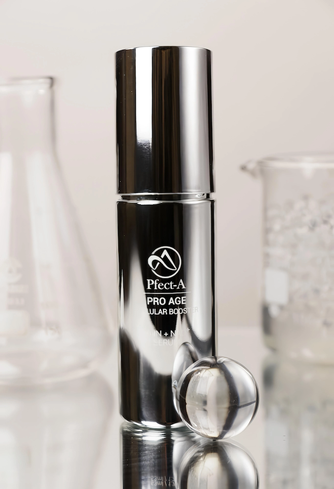 Pfect-A NMN+ NAD+ Serum in silberner Flasche mit Labor-Elementen