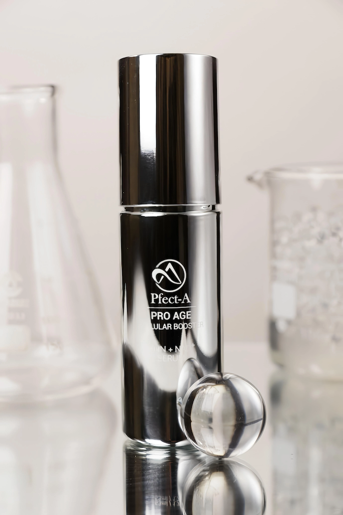 Pfect-A NMN+ NAD+ Serum in silberner Flasche mit Labor-Elementen