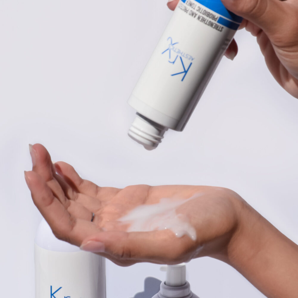 KrX Aesthetics Probiotic Face Wash – Produkt wird in die Hand dosiert, sanfte Reinigungsroutine