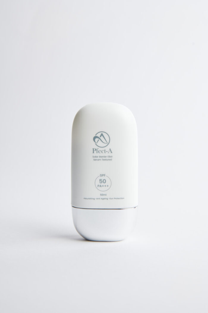 Pféct-A Solar Barrier Elixir SPF 50 – eleganter, weißer Flakon mit minimalistischer Aufschrift auf hellem Hintergrund.