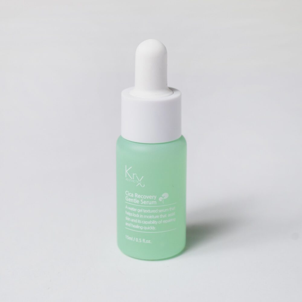 KrX Aesthetics Cica Recovery Calming Serum – grüne 15 ml Pipettenflasche mit weißem Deckel