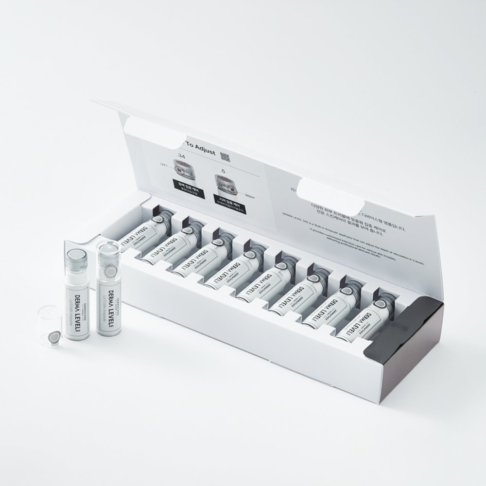 Durchsichtige Ampulle mit hochwertigem Spenderkopf, Produktname „DERMA LEVEL 345 LATOXIN Ampoule“ auf weißem Etikett.