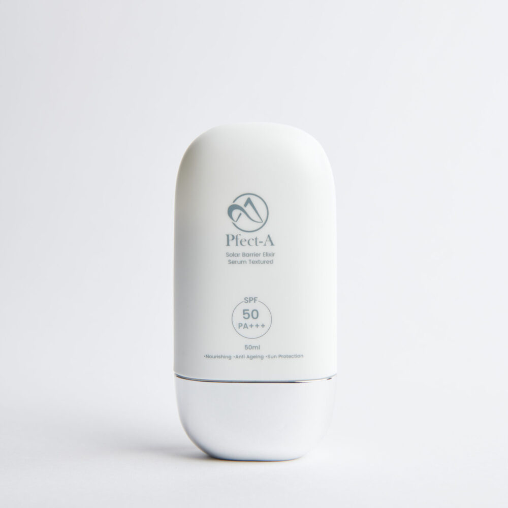Pféct-A Solar Barrier Elixir SPF 50 – eleganter, weißer Flakon mit minimalistischer Aufschrift auf hellem Hintergrund.