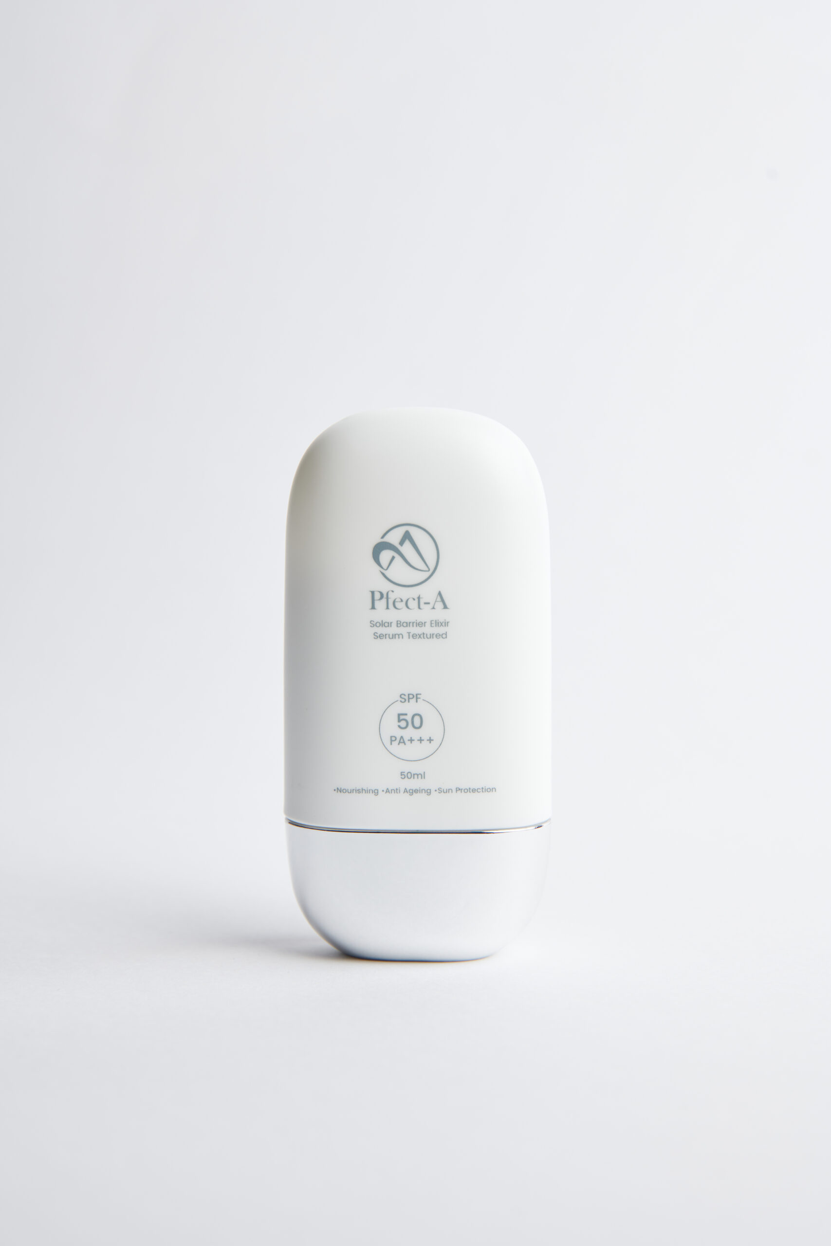 Pfect-A Solar Elixir Serum Suncreen Pféct-A Solar Barrier Elixir SPF 50 – eleganter, weißer Flakon mit minimalistischer Aufschrift auf hellem Hintergrund.