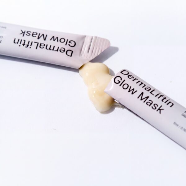 Cremige Textur der Dermathod DermaLiftin Glow Mask aus zwei Sachets