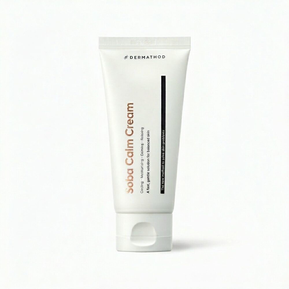 Dermathod Soba Calm Cream in weißer Tube auf hellem Hintergrund, feuchtigkeitsspendende Creme für ölige und empfindliche Haut.