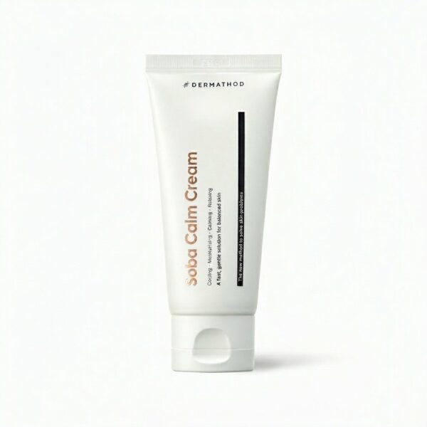 Dermathod Soba Calm Cream in weißer Tube auf hellem Hintergrund, feuchtigkeitsspendende Creme für ölige und empfindliche Haut.