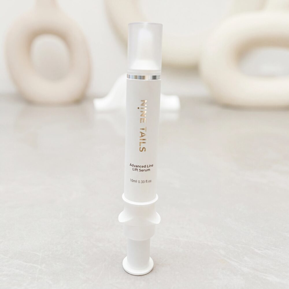 NINE TAILS Advanced Line Lift Serum mit Präzisionsapplikator – koreanisches Lifting-Serum gegen Falten und feine Linien für ein strafferes Hautbild.