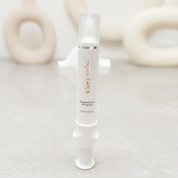 NINE TAILS Advanced Line Lift Serum mit Präzisionsapplikator – koreanisches Lifting-Serum gegen Falten und feine Linien für ein strafferes Hautbild.